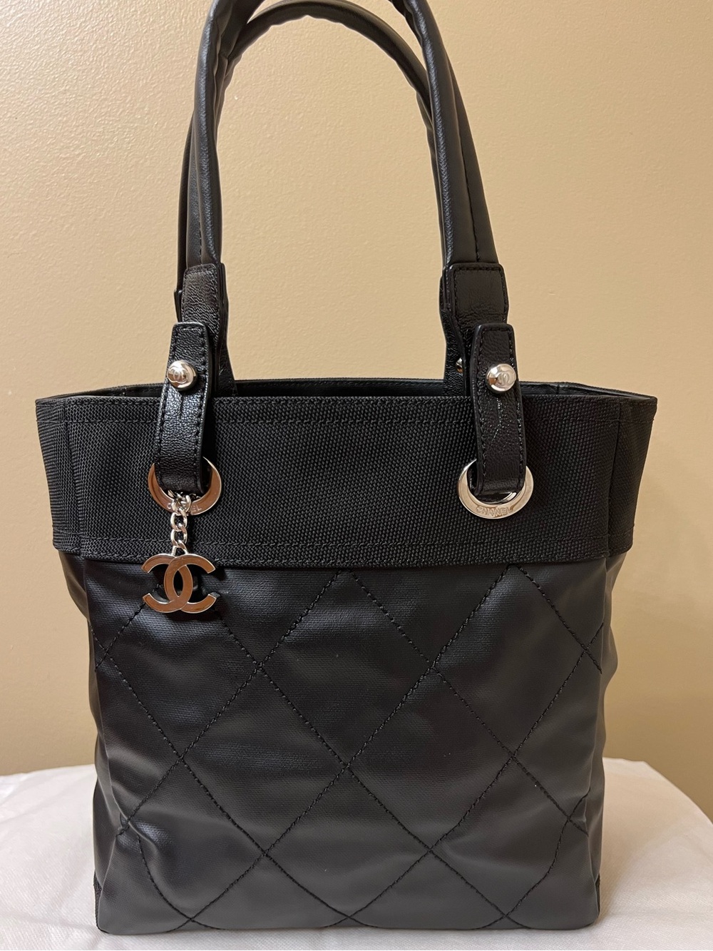 CHANEL Authentic flawless Quilted Leather Tote with CC Charm - Picture 3 of 16